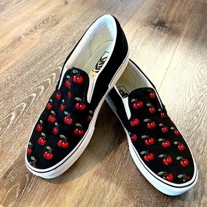 Men’s CHERRY VANS SIZE 10.5 Black with red cherries 10 1/2 Slip On canvass